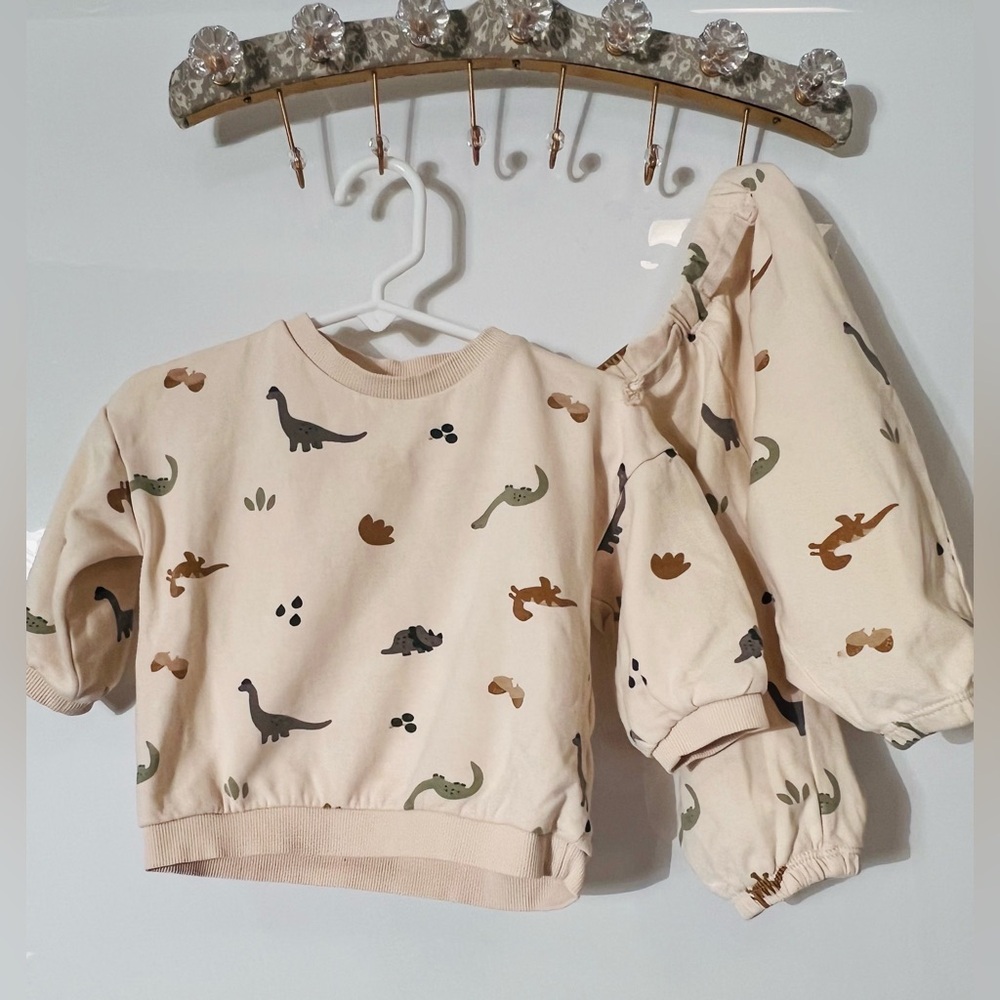 H&M Printed sweatshirt & sweat pants in cream with a dinosaur pattern Size 12 M
